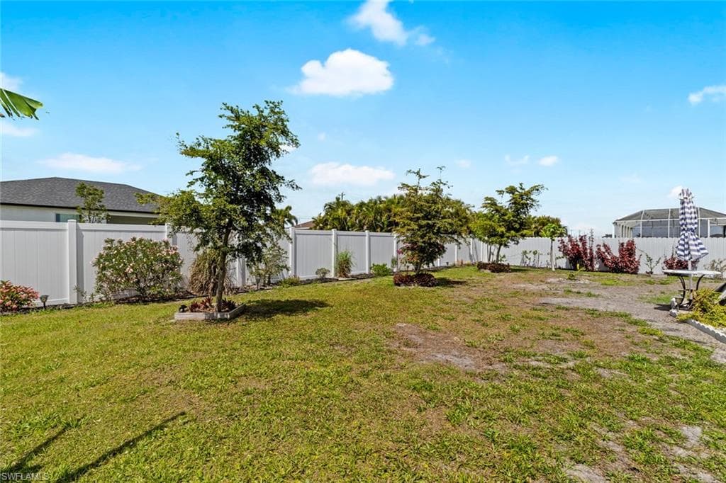 708 7th Pl, Cape Coral, FL 33993-40