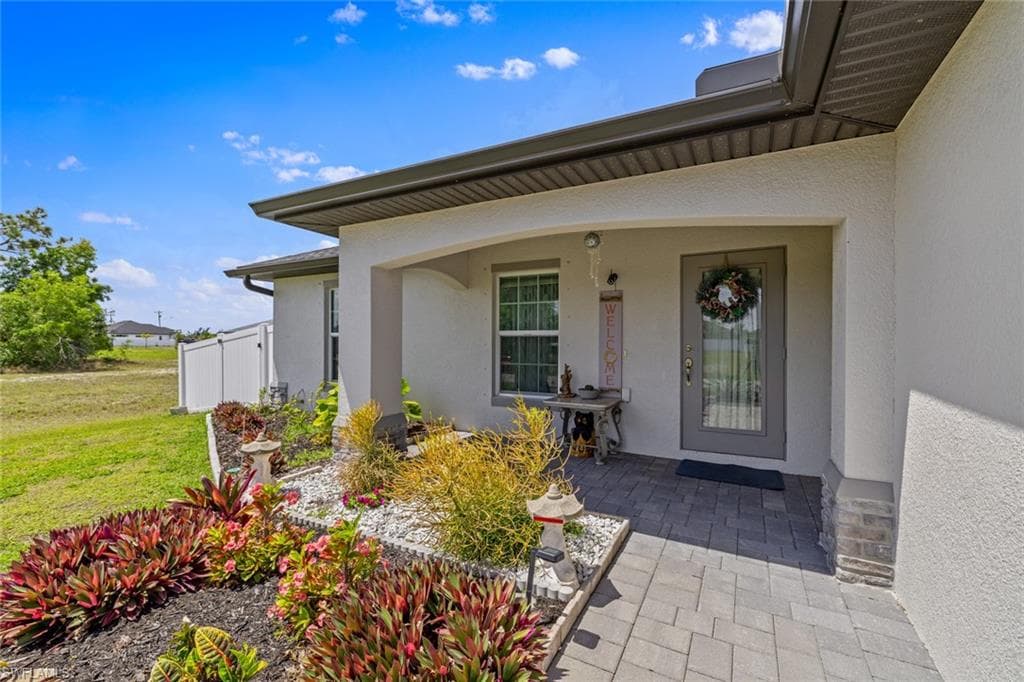 708 7th Pl, Cape Coral, FL 33993-4