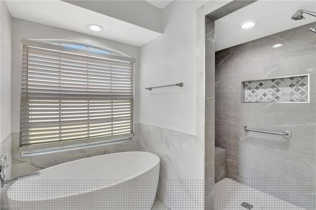 590 Golden Gate Blvd W, Naples, FL 34120-31