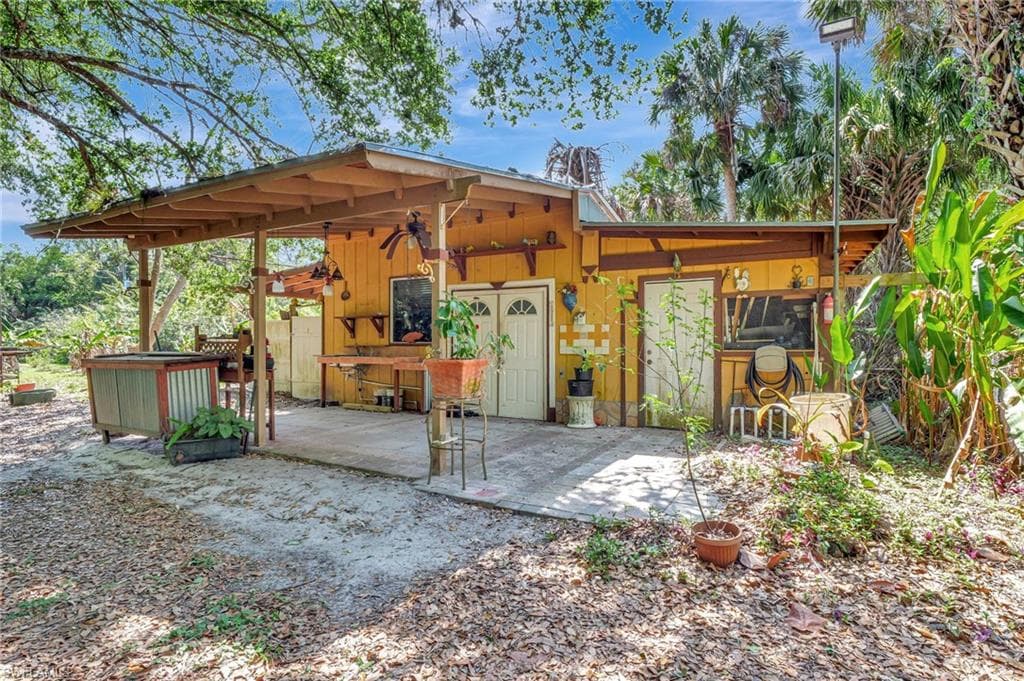 590 Golden Gate Blvd W, Naples, FL 34120-37