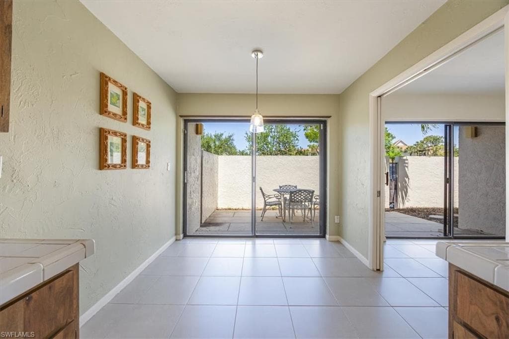 576 Retreat Dr 101, Naples, FL 34110-9