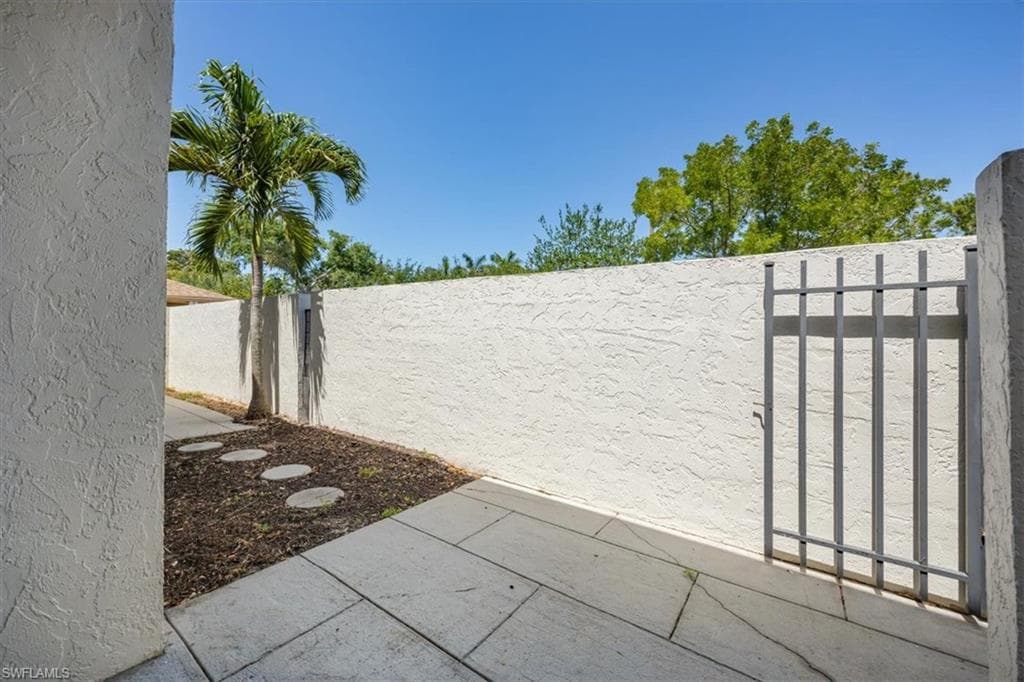576 Retreat Dr 101, Naples, FL 34110-21