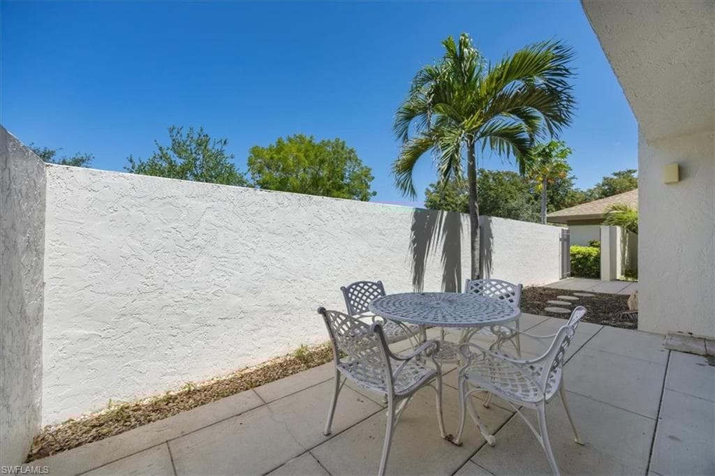 576 Retreat Dr 101, Naples, FL 34110-22