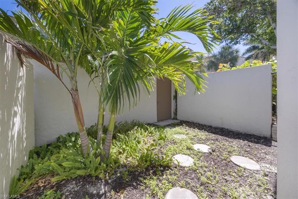 576 Retreat Dr 101, Naples, FL 34110-23