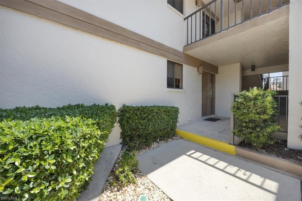 576 Retreat Dr 101, Naples, FL 34110-24