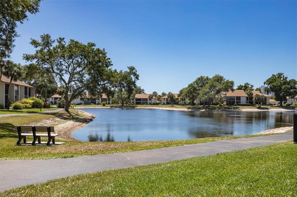 576 Retreat Dr 101, Naples, FL 34110-25