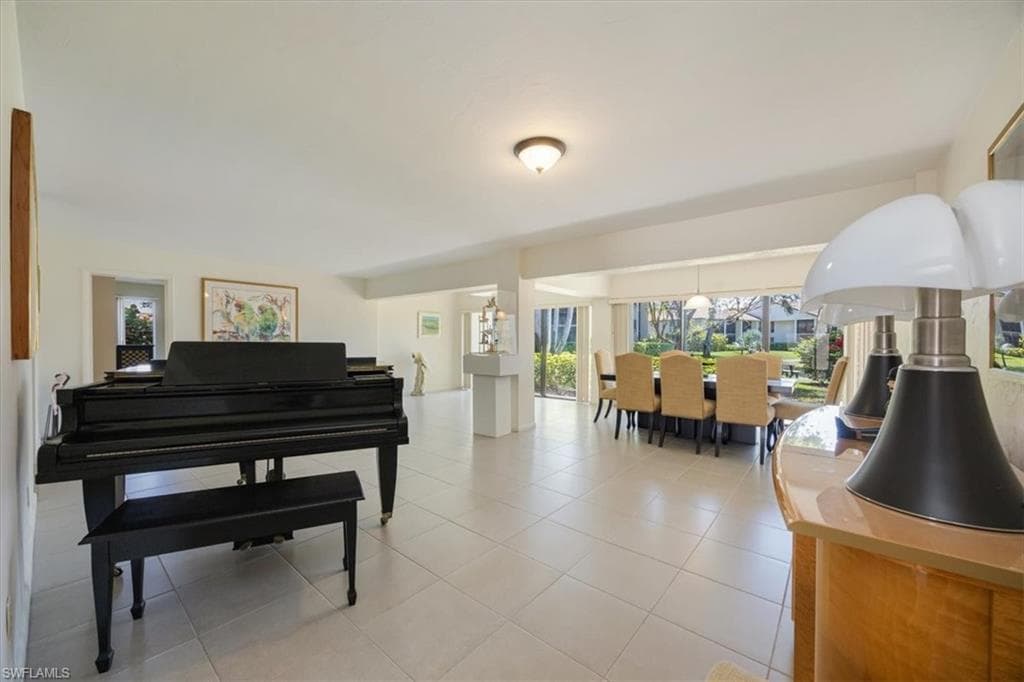 576 Retreat Dr 101, Naples, FL 34110-2