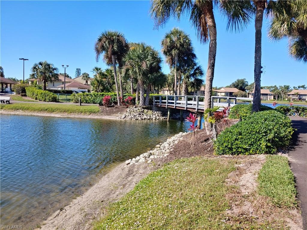 576 Retreat Dr 101, Naples, FL 34110-29
