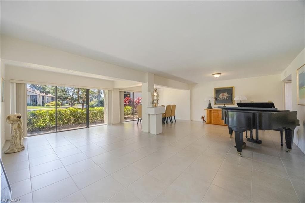 576 Retreat Dr 101, Naples, FL 34110-3