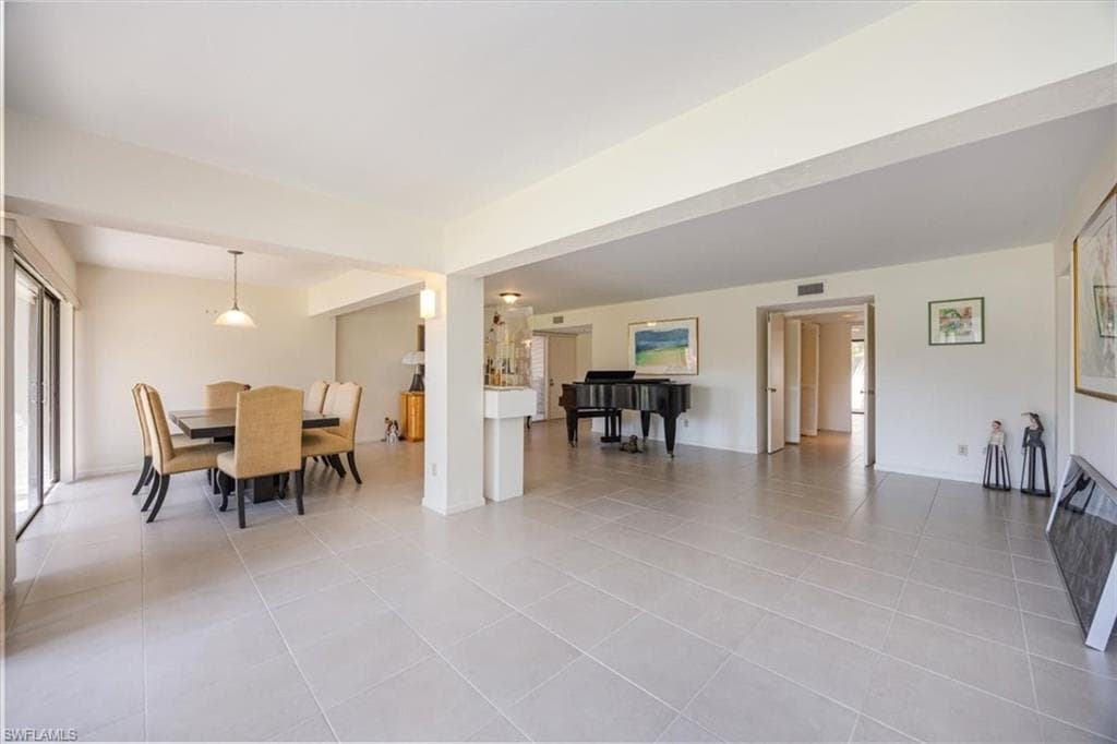 576 Retreat Dr 101, Naples, FL 34110-4
