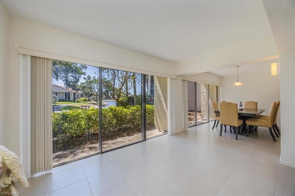 576 Retreat Dr 101, Naples, FL 34110-5