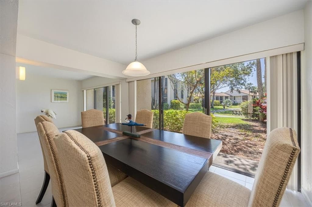 576 Retreat Dr 101, Naples, FL 34110-6