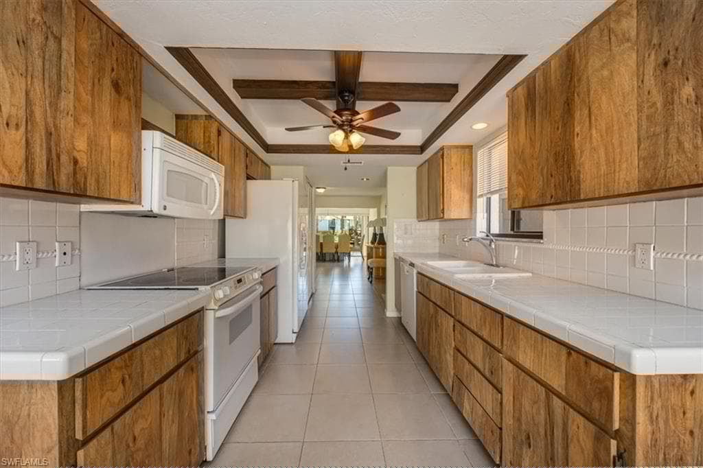 576 Retreat Dr 101, Naples, FL 34110-8