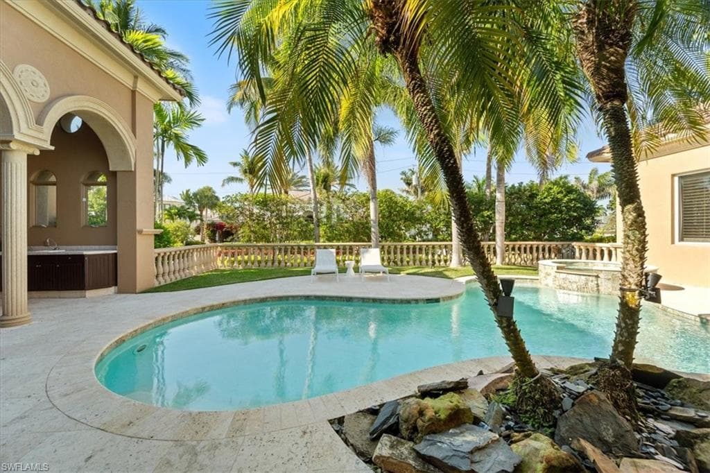 550 21st Ave S, Naples, FL 34102-37