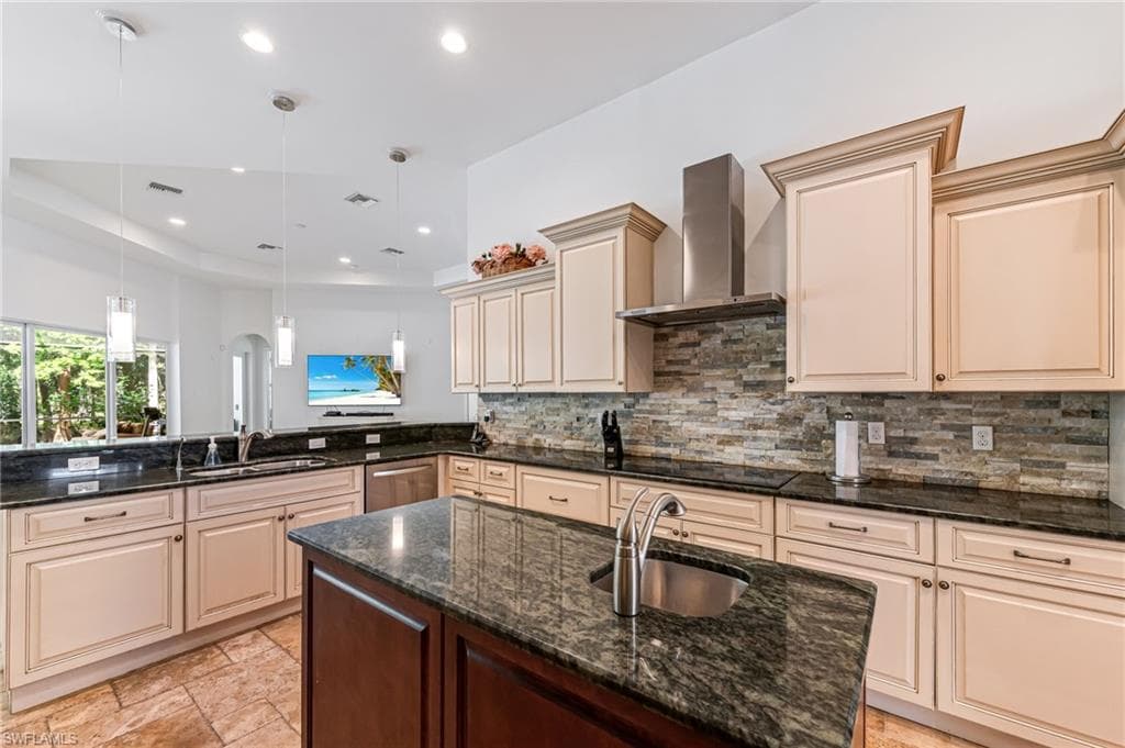 111 17th St NW, Naples, FL 34120-26