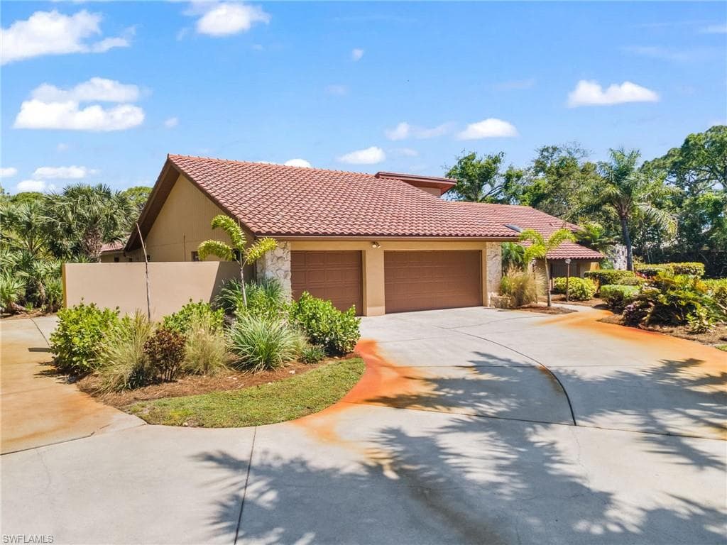 6846 Trail Blvd, Naples, FL 34108-37