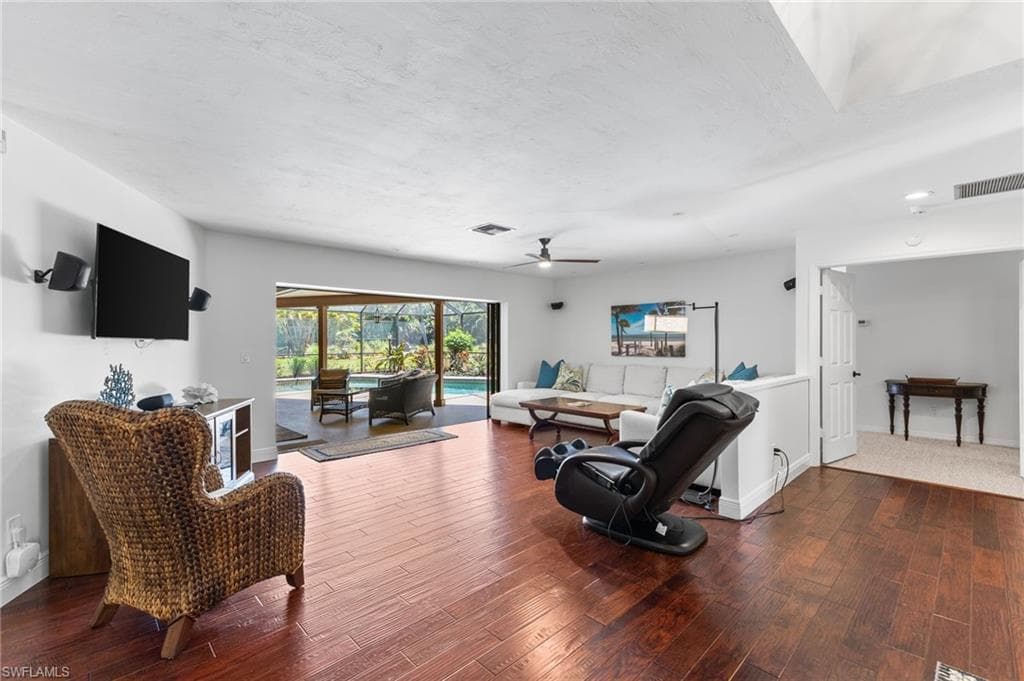 6846 Trail Blvd, Naples, FL 34108-4