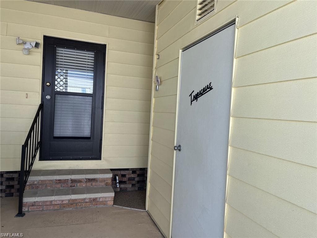 18 Aquamarine Ave 18q, Naples, FL 34114-4