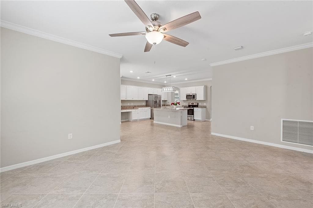 9403 Foxglove Ln, Naples, FL 34120-8