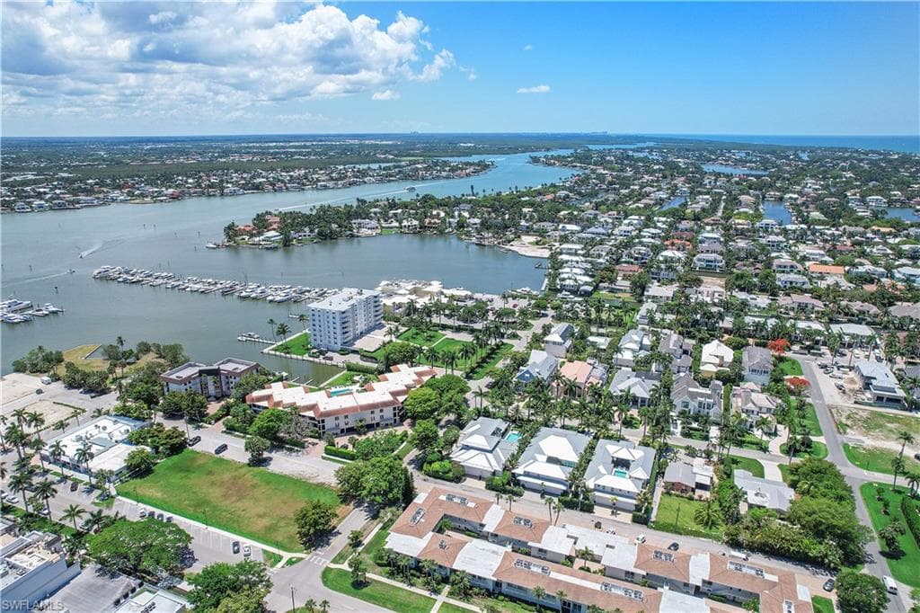 676 12th Ave S 676, Naples, FL 34102-13