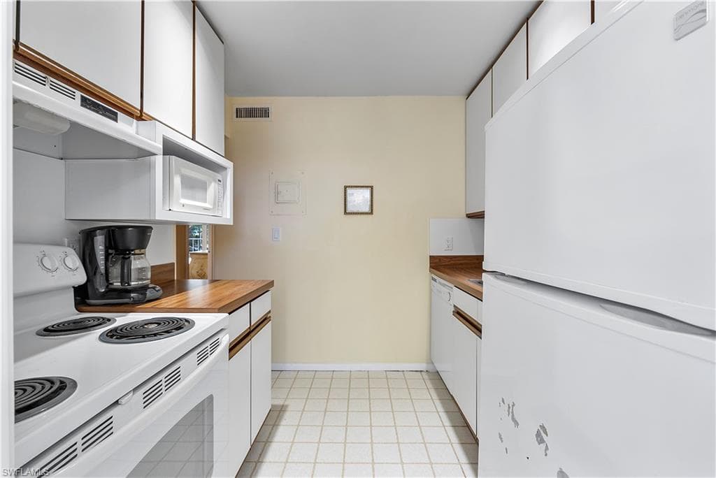 676 12th Ave S 676, Naples, FL 34102-3