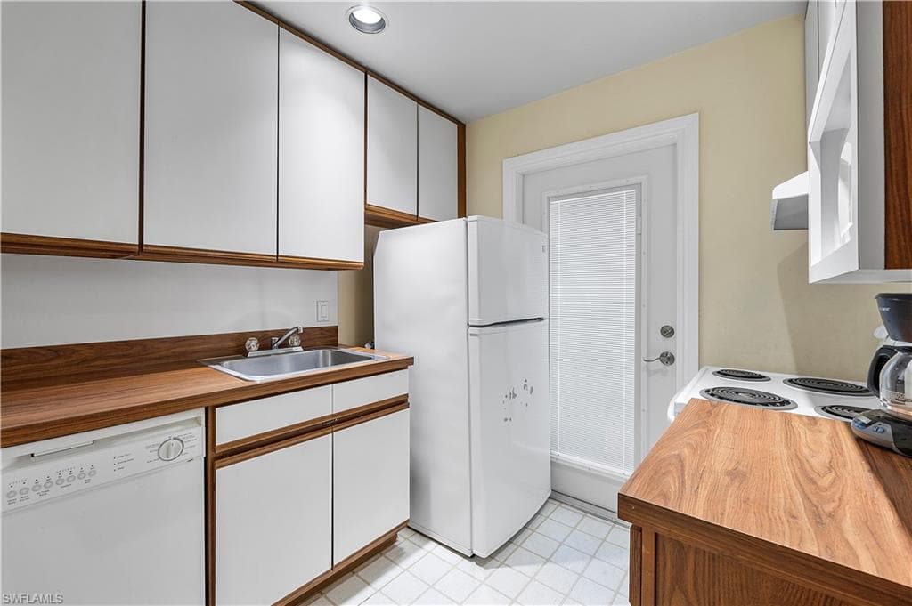 676 12th Ave S 676, Naples, FL 34102-7