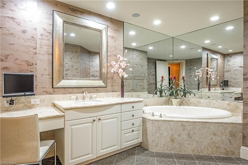 81 Seagate Dr 1101, Naples, FL 34103-13