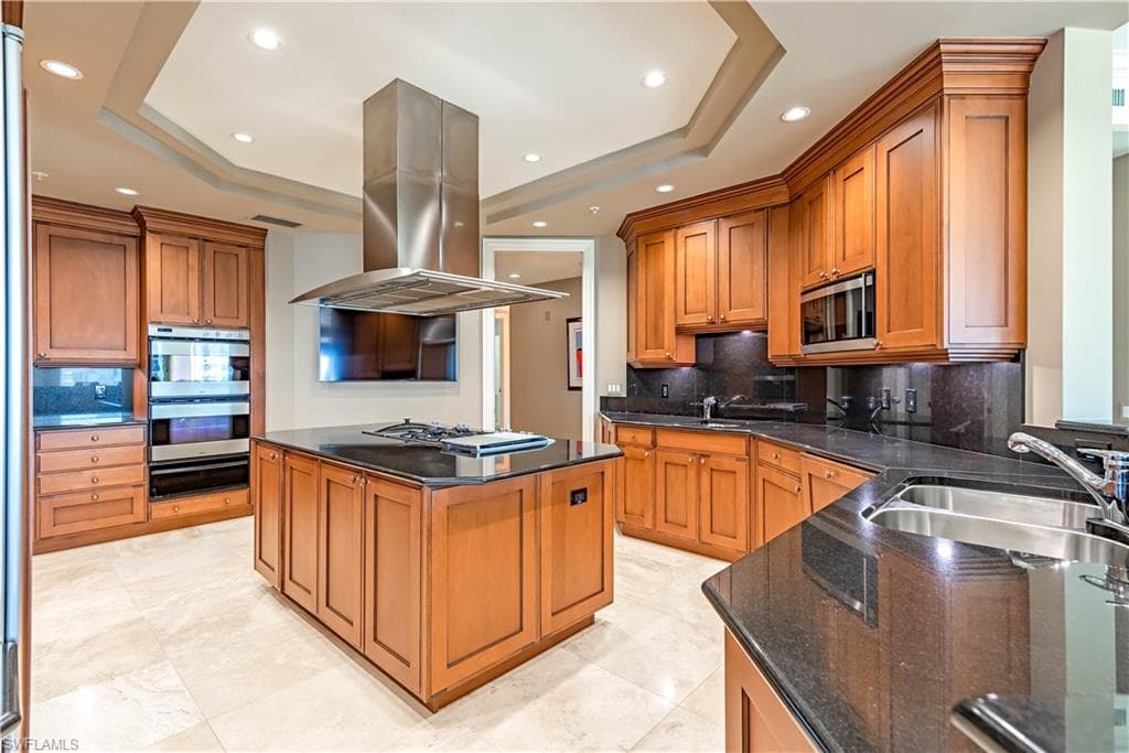 81 Seagate Dr 1101, Naples, FL 34103-8