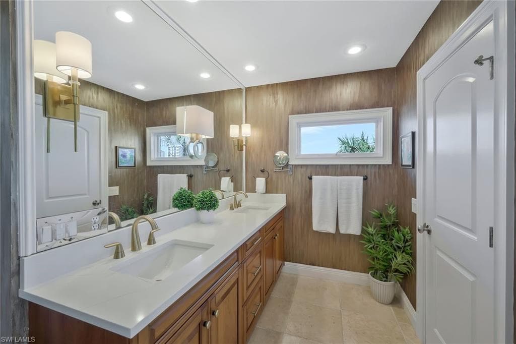 152 Conners Ave, Naples, FL 34108-22