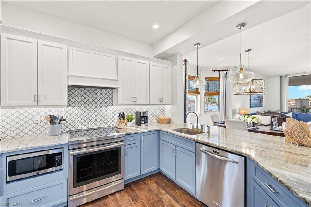 410 Flagship Dr 301, Naples, FL 34108-9