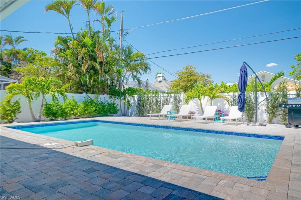 761 99th Ave N, Naples, FL 34108-1
