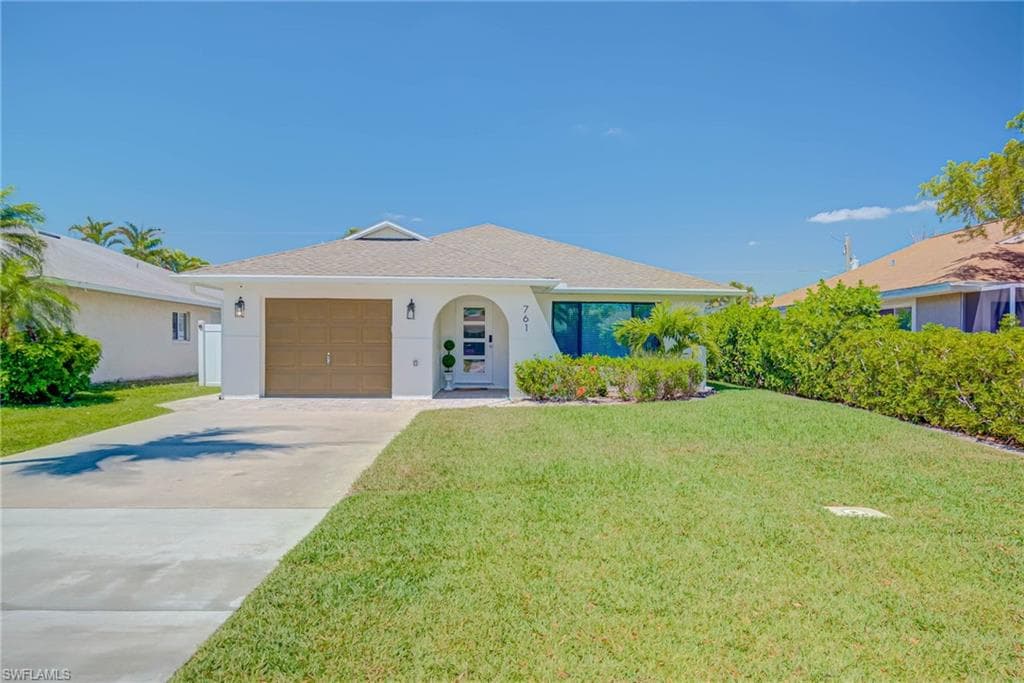761 99th Ave N, Naples, FL 34108-3
