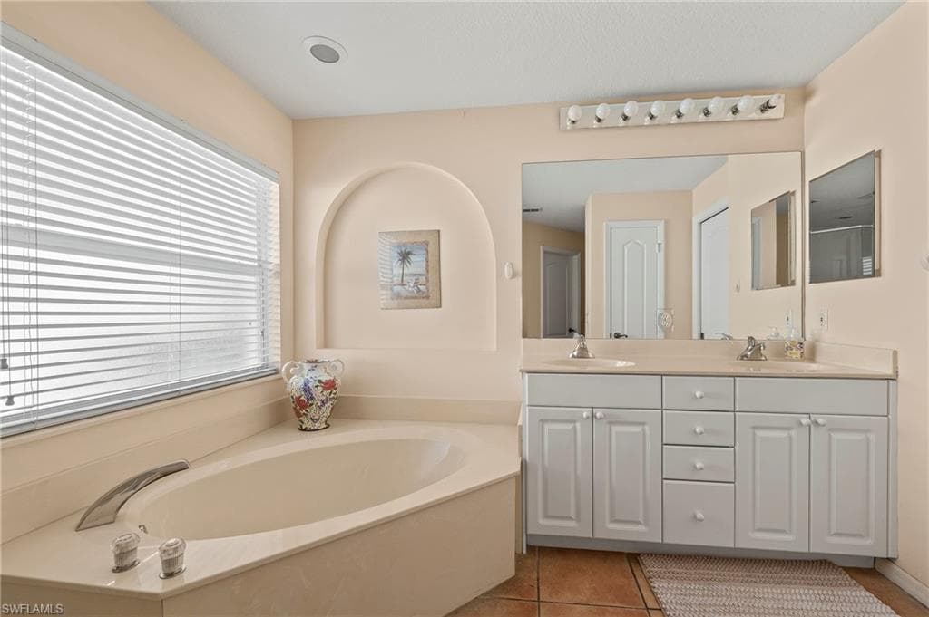 1442 Vintage Ln, Naples, FL 34104-16