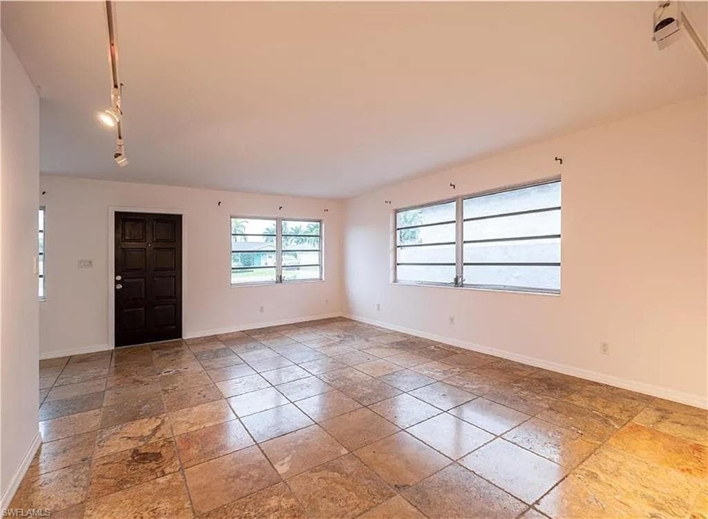 613 107th Ave N, Naples, FL 34108-3