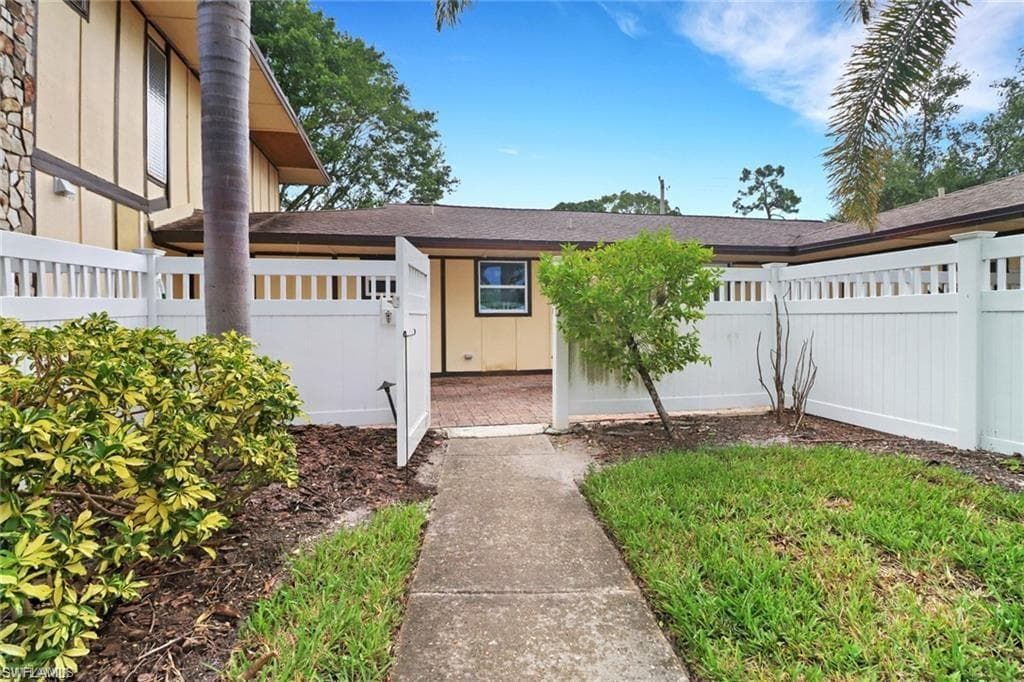4293 Island Cir 2, Fort Myers, FL 33919-1