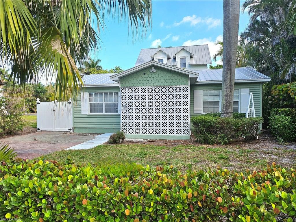 835 9th Ave S, Naples, FL 34102-1