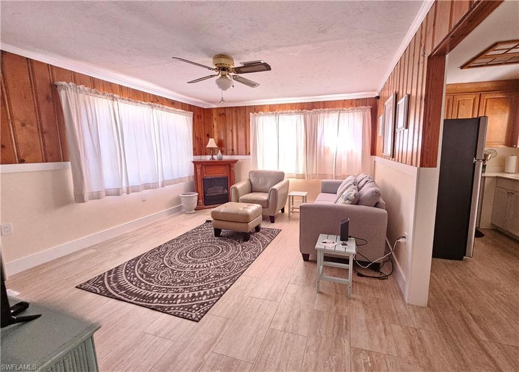 835 9th Ave S, Naples, FL 34102-6