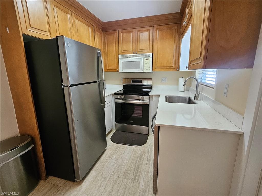835 9th Ave S, Naples, FL 34102-8