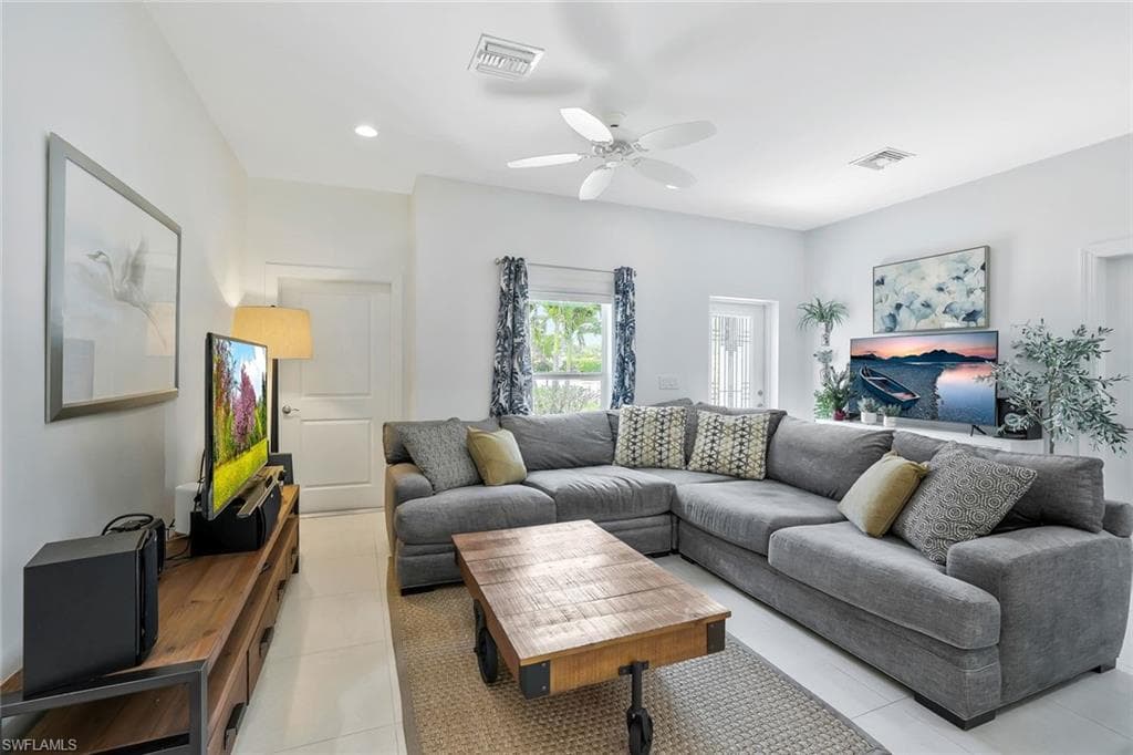 3892 14th St N, Naples, FL 34103-2