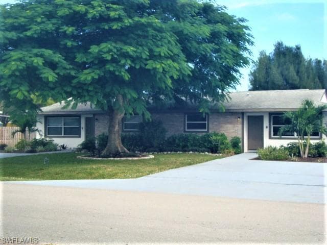 787 106th Ave N, Naples, FL 34108-1