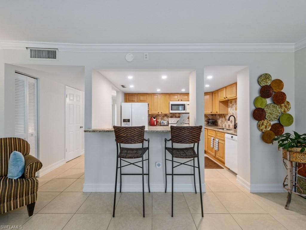 151 Cypress Way E E101, Naples, FL 34110-8