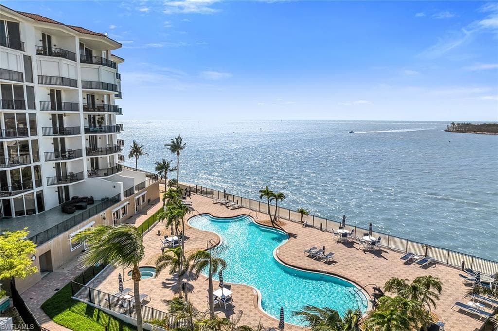 700 La Peninsula Blvd 306, Naples, FL 34113-2