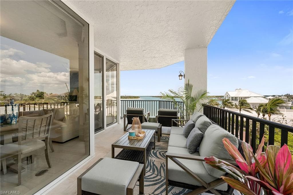 700 La Peninsula Blvd 306, Naples, FL 34113-36