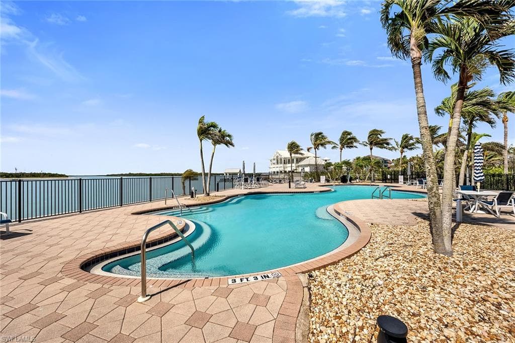 700 La Peninsula Blvd 306, Naples, FL 34113-41