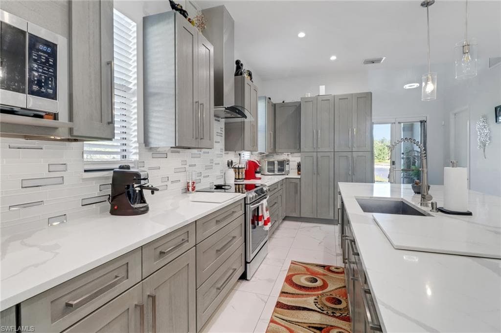218 22nd Ave NE, Naples, FL 34120-7