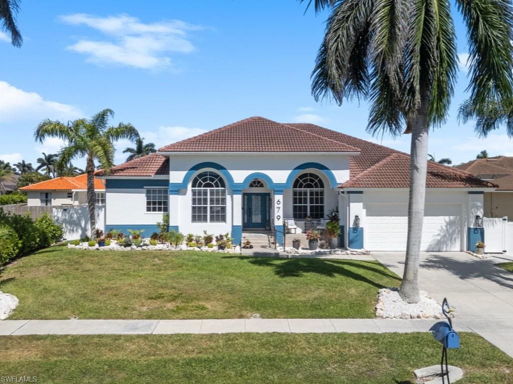 679 Seagrape Dr, Marco Island, FL 34145-4