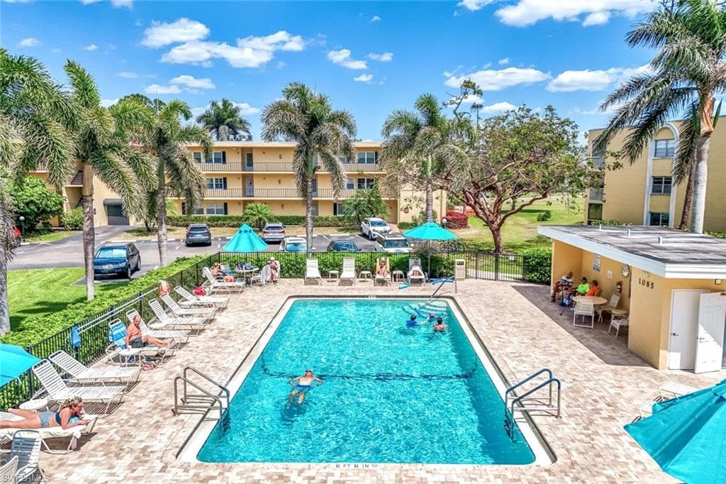 1084 Forest Lakes Dr 201, Naples, FL 34105-9