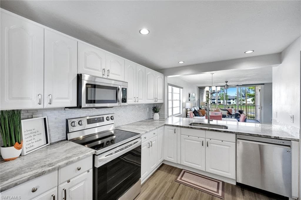 1084 Forest Lakes Dr 201, Naples, FL 34105-4