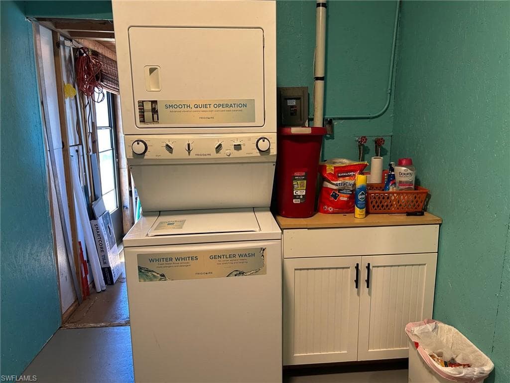 196 Palm Harbor Dr, North Port, FL 34287-40