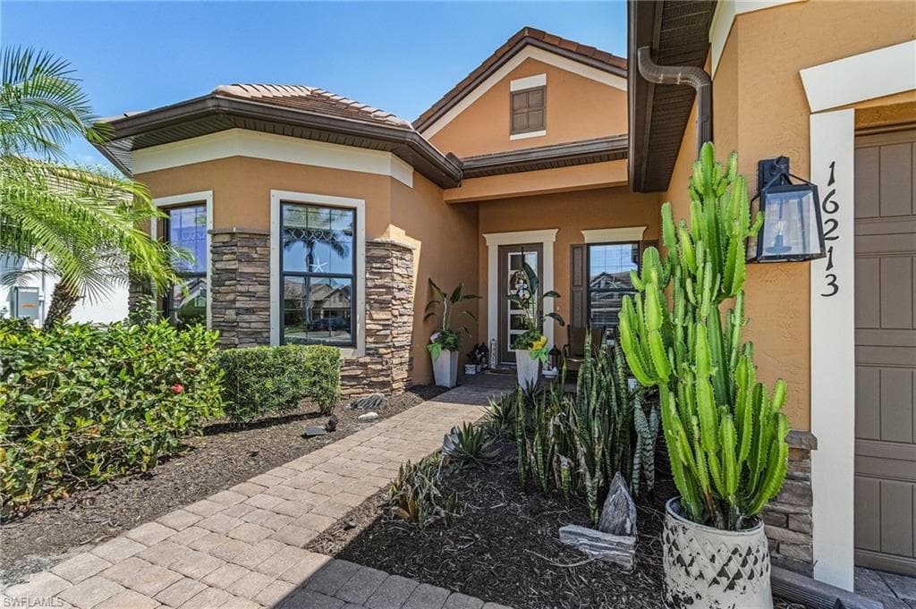 16213 Camden Lakes Cir, Naples, FL 34110-4